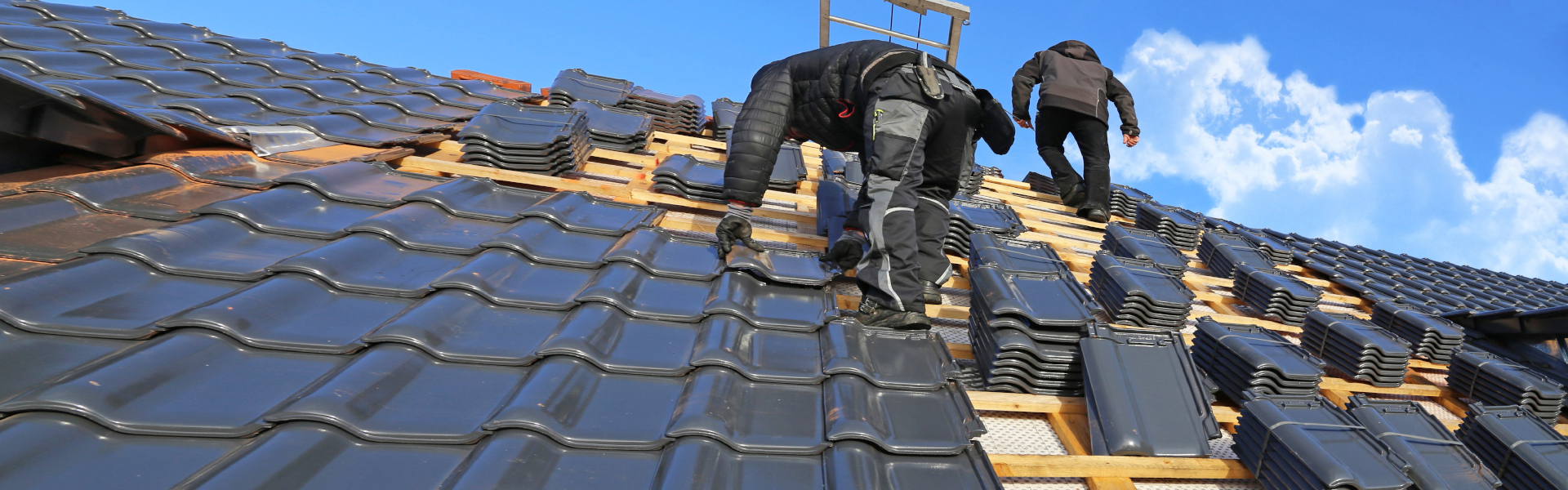 Roofer tiling a new roof